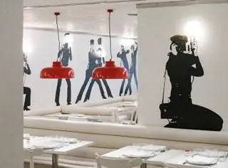 В 2014 году в освещение была внесена небольшая модификация, добавлены красные лампы M68 дизайнера Мигеля Миля