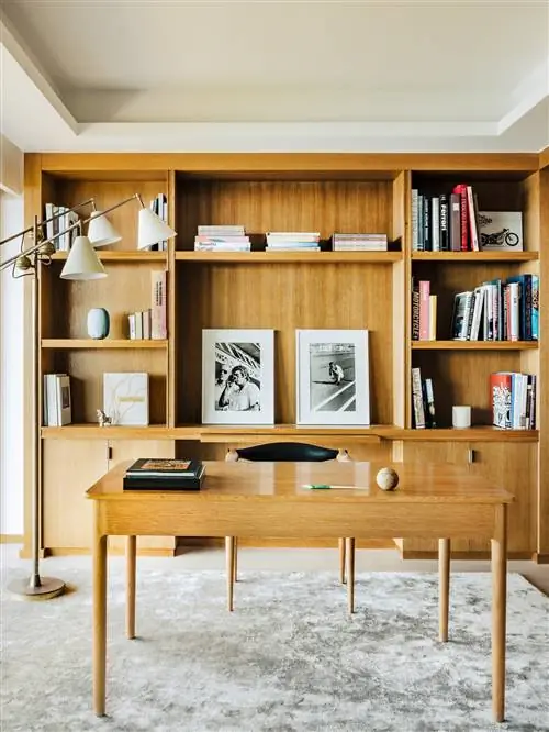 книжная полка с книгами стол и стул