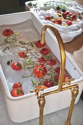 мыть помидоры