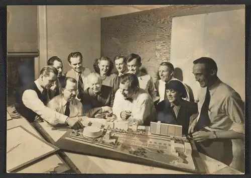 1948 г. в центре слева. Элиэль Сааринен Ээро и его первая жена Лили скульптор и художник с моделью…