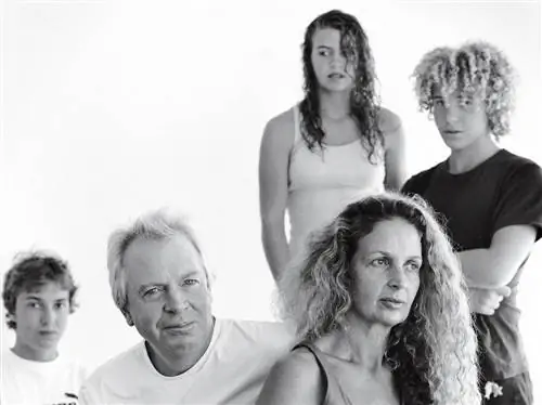 На фото 2015 года Дэвид Чипперфилд с женой и тремя детьми. Габриэль с короткими волосами