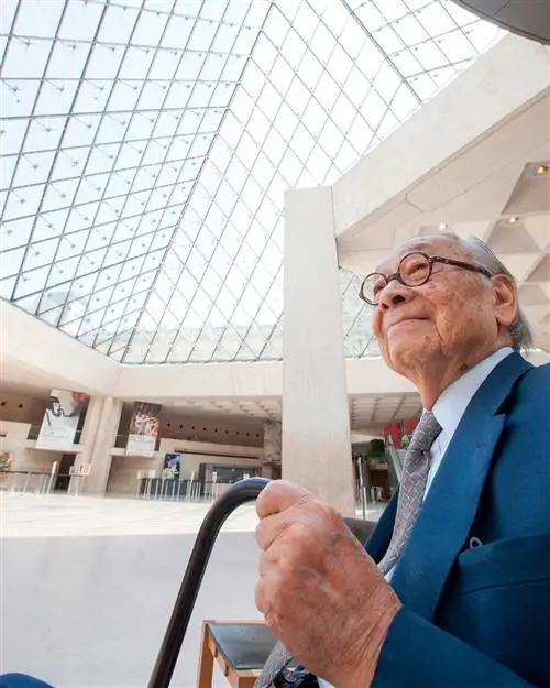 Я. Пей внутри своей «Пирамиды Лувра»