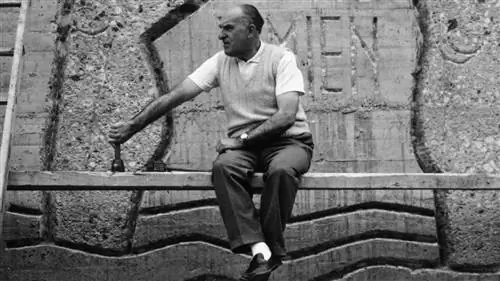 Вакеро Паласиос работает над рельефами электростанции Салиме, около 1962 года