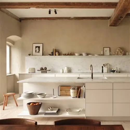 «Идеальная кухня в деревенском стиле с островом»