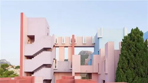 Pink a Boo', исследуя Красную Стену