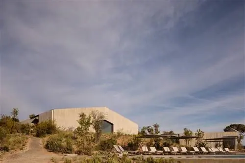 Пейзаж Алентежу с современной архитектурой