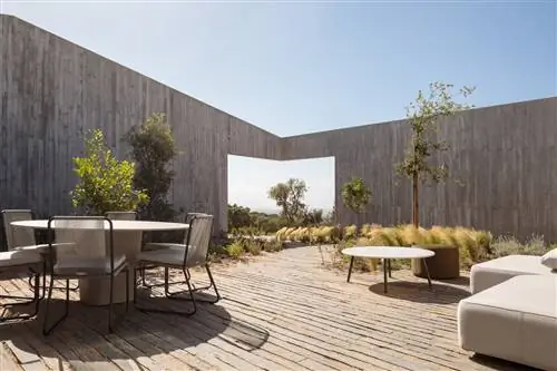 Современный парио с дизайнерской мебелью