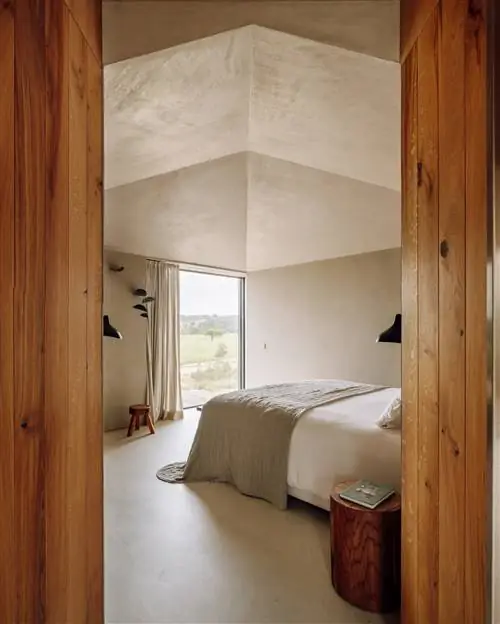 Дизайн комнаты с окном, выходящим на сельскую местность