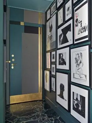 В коридоре коллекция графических и фото работ галерей Lithoart Carre D'ARTISTES Moscow Yellow Corner и…
