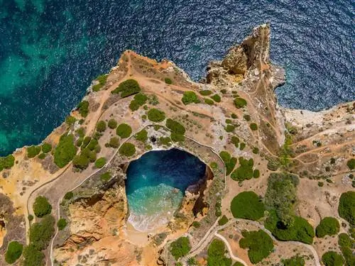 скалы и море сверху