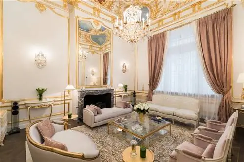 Dans le салон ors et moulures crent un decor prcieux