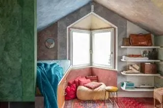 комната с книжной полкой и стулом