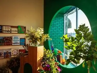 Детали создают игривую атмосферу с цветочной подставкой на колесах, которая предлагает 360-градусный вид на…