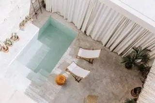 Бассейн построен из микроцемента, что придает ему вид природного бассейна, отражающего синеву неба