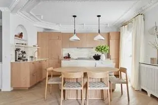 В рамках перепланировки было решено сделать открытую кухню, которая является частью основного жилого пространства.nbsp