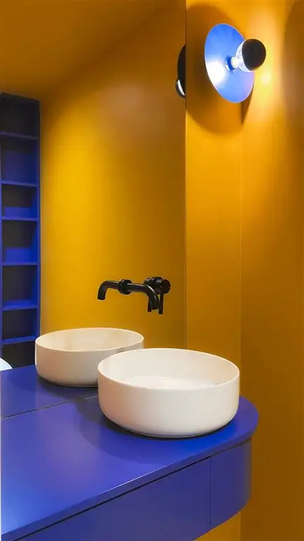 Разноцветный дом в мадридском районе Лавапис, вдохновленный образами фильма «Париж, Техас»