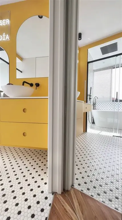 Разноцветный дом в мадридском районе Лавапис, вдохновленный образами фильма «Париж, Техас»