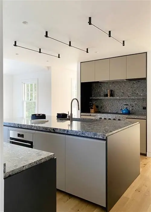 кухня с серым островом