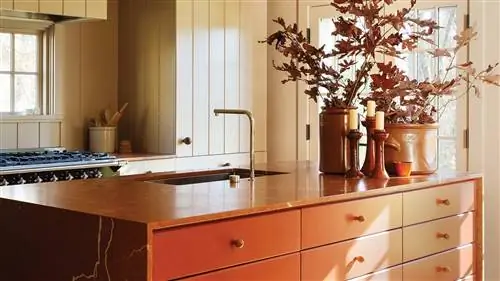 кухня под плитку и вазы с цветами