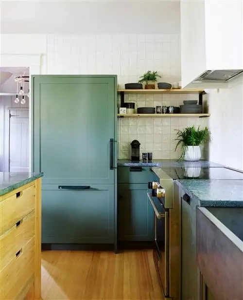 кухня с зелеными шкафами и серыми акцентами