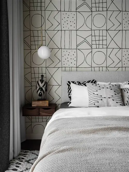 Это смелая реформа, которая оправдывает темные тона, дерево и этническое вдохновение