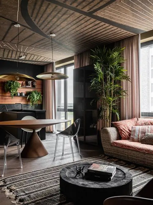 Это смелая реформа, которая оправдывает темные тона, дерево и этническое вдохновение