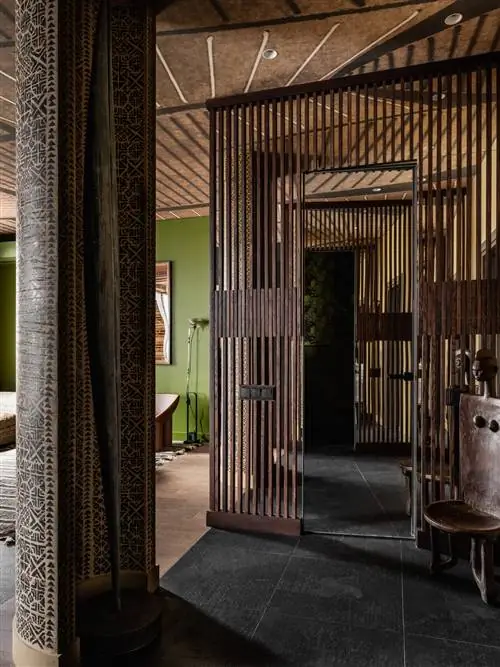 Это смелая реформа, которая оправдывает темные тона, дерево и этническое вдохновение