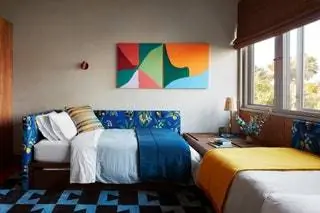 В комнате для девочек спинки кроватей были украшены тканью Josef Frank для Svenskt Tenn, а ковер…