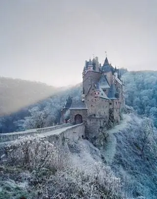 Построенный на овальном основании, подобно круизному лайнеру, Burg Eltz плыл сквозь историю, сопоставляя ее с эпохой Возрождения…