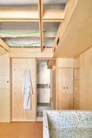 Каждое из мест обитания, составляющих Альфондак, ставит под сомнение парадигму того, что такое домашнее пространство. Это…