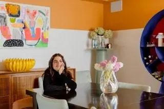 Что мне больше всего нравится делать в гостиной, так это сидеть рядом с журнальными столиками, стелить скатерти и заставлять всех их снимать…