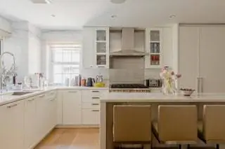 Мне нравится угол у кухонной раковины, где окна. Днем там очень красиво светится.nbsp