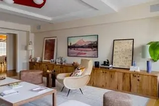 Она говорит, что знала, каков ее декоративный стиль, пока не начала проектировать и украшать эту квартиру