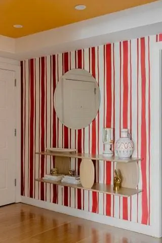 Думаю, в причудливых штрихах. Например, с стеной в красно-белую полоску один из моих потолков желтый или…