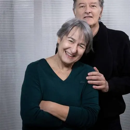 Французские архитекторы Анн Лакатон и Жан-Филипп Вассаль позируют на богослужении в Монтрей под Парижем 16 марта…