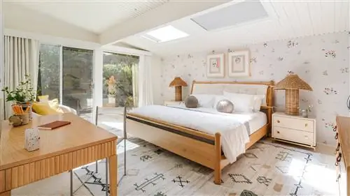 спальня с деревянной мебелью и кроватью в центре emma stone house