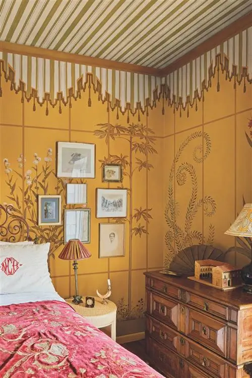 спальня с желтыми обоями pictalab гербарий