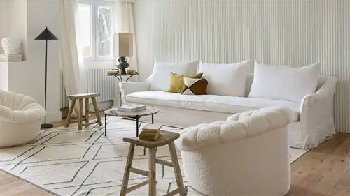 Дуплекс оживляется благодаря реформе Хелены Мартин в белых тонах с акцентом на текстуру. Здесь больше фото