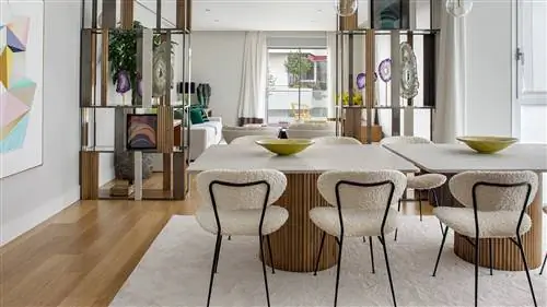 Обеденные столы и полки в этом проекте были спроектированы Gärna Studio из камня из дерева Кампасперо…