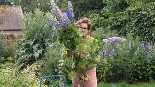 Книга «Журнальный столик, который вы должны подарить этой осенью», подписана дизайнером Люком Эдвардом Холлом
