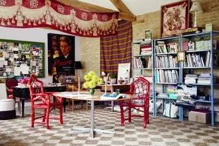 комната с книжным столом и стульями