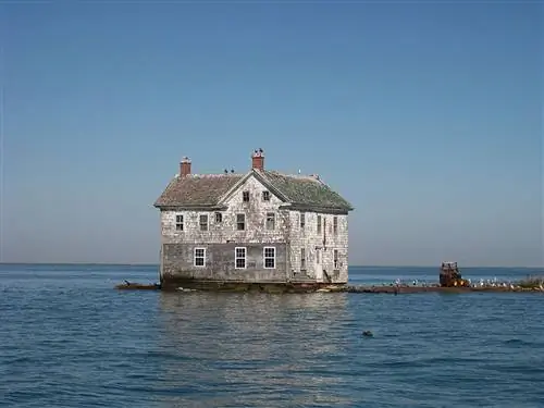 большой дом посреди моря