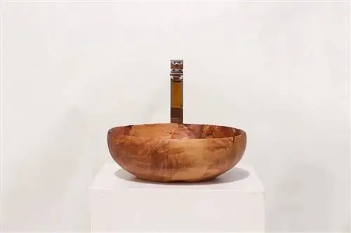 Лимитированная серия умывальника Sphere, выточенного из оливкового дерева, которому более трехсот лет