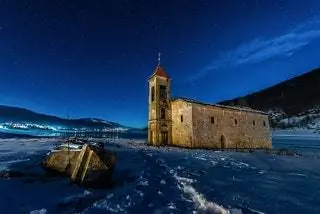 церковь освещенная ночью