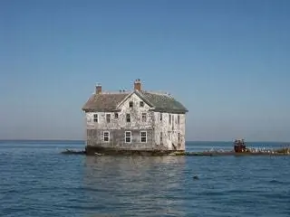 большой дом посреди моря