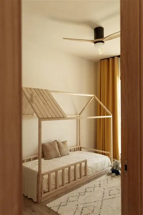 Ковер от Kave Home шторы от Gredecor