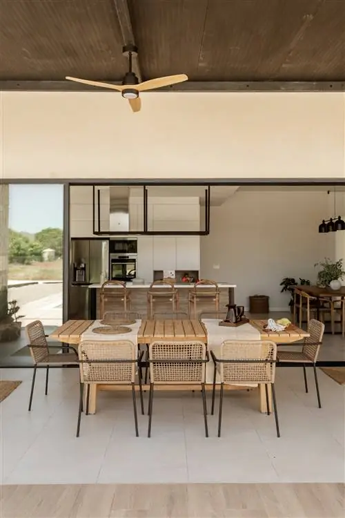 Стол и стулья от Kave Home