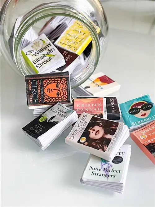хрустальный шар с маленькими книгами