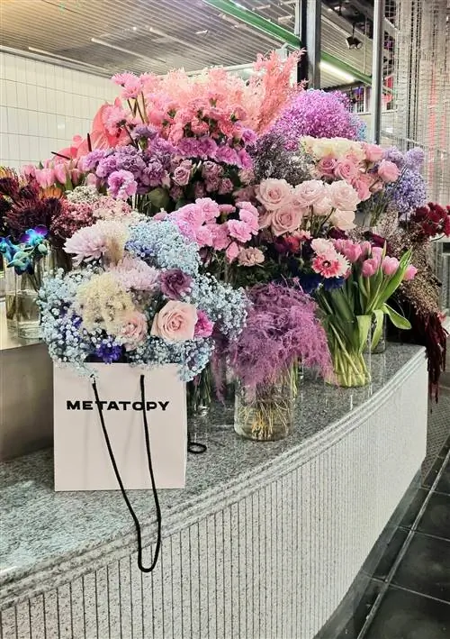 Цветочный киоск с яркими букетами на одном из островов рынка Сан-Антон