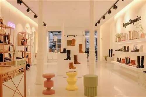 Интерьер обувного магазина, в котором нет кассового аппарата